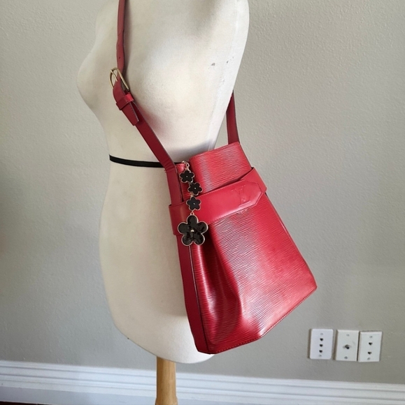 Louis Vuitton Epi Sac D'Epaule Red - Picture 13 of 16